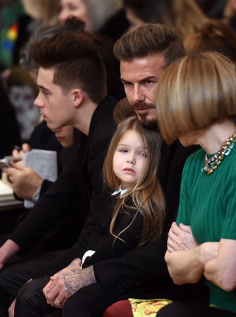Filha de Victoria e David Beckham, Harper, rouba a cena no NYFW